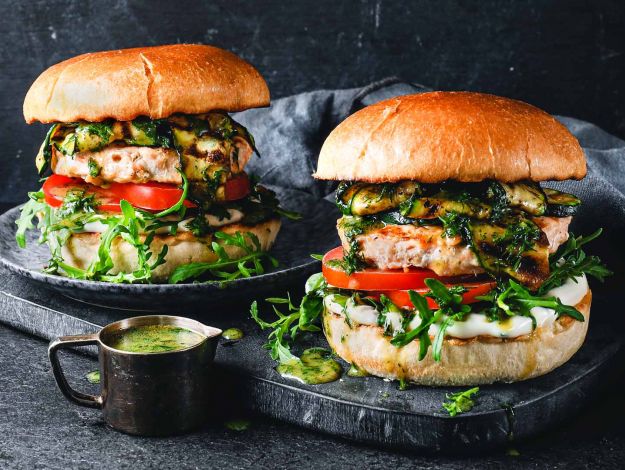 Bio Lachs-Burger mit gegrillter Zucchini & Honig-Senf-Sauce