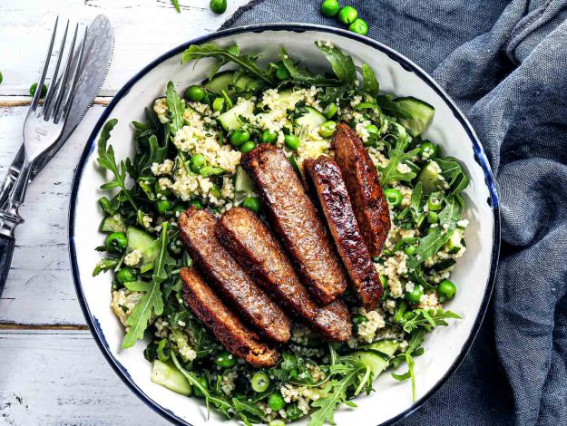 Couscous-Salat mit veganen Burgerpatty-Streifen
