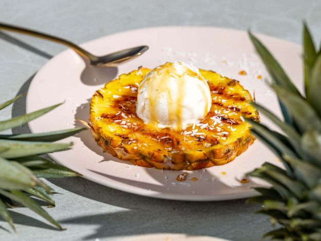Gegrillte Ananas mit veganem Kokoseis
