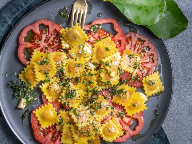 Lauwarmer Raviolini-Salat auf Tomaten Carpaccio