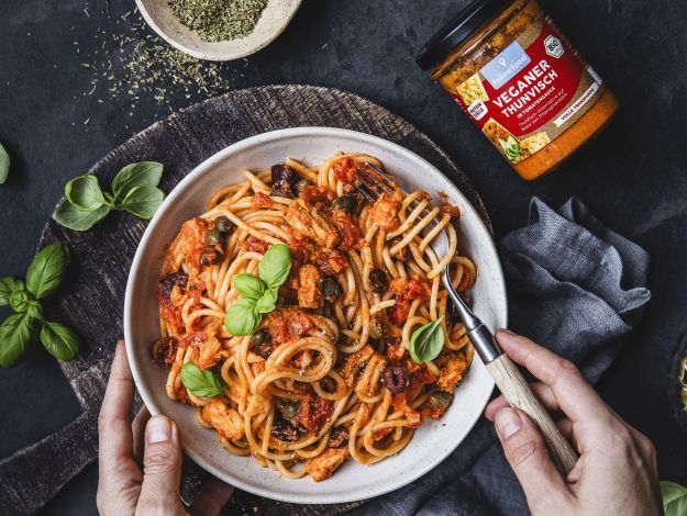 Pasta Puttanesca mit veganem Thunvisch, Oliven und Kapern