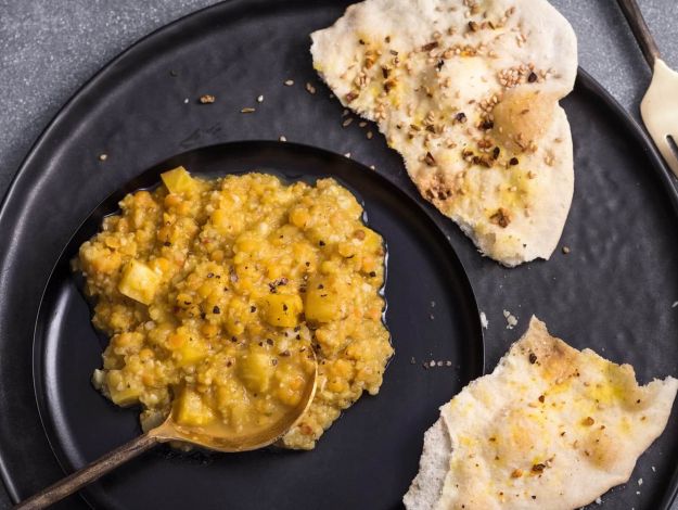 Dhal von gelber Bete mit Blumenkohlreis und knusprigem Fladenbrot