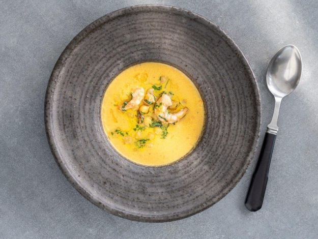 Karottensuppe mit Garnelen & Kichererbsen