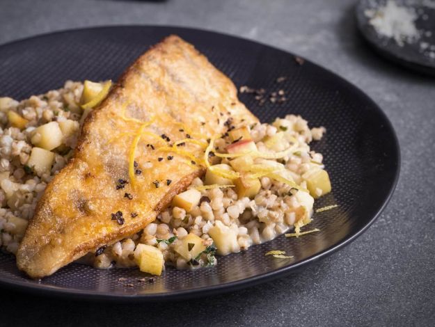 Buchweizen-Risotto mit krosser Pastinake und Zanderfilet
