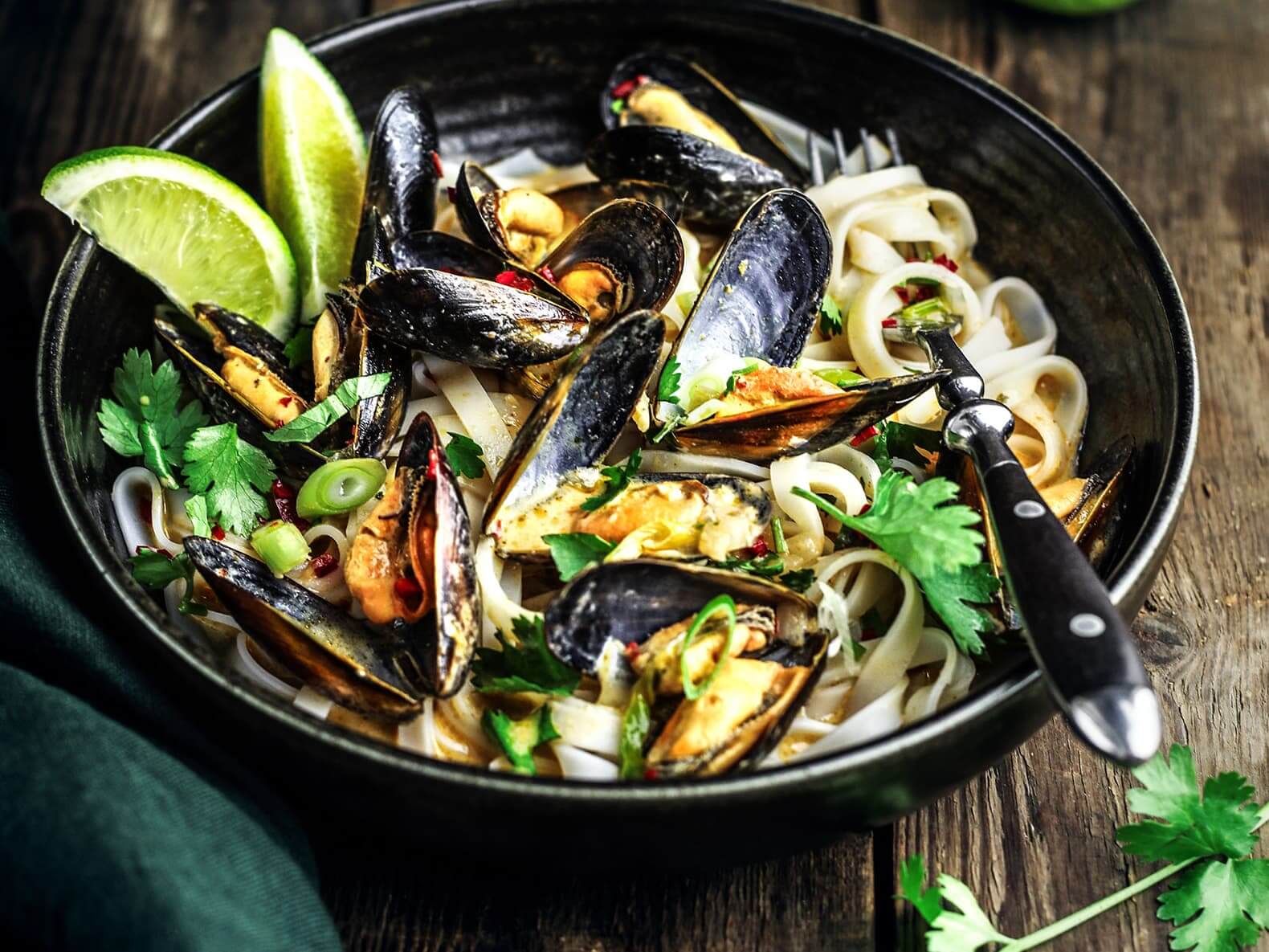 Miesmuscheln In Kokos Curry Sauce Mit Reisnudeln Followfood 